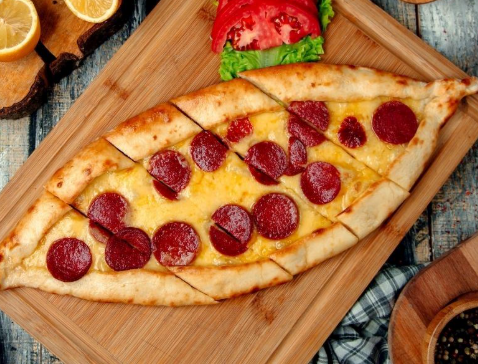 Kaşarlı - Sucuklu Pide 